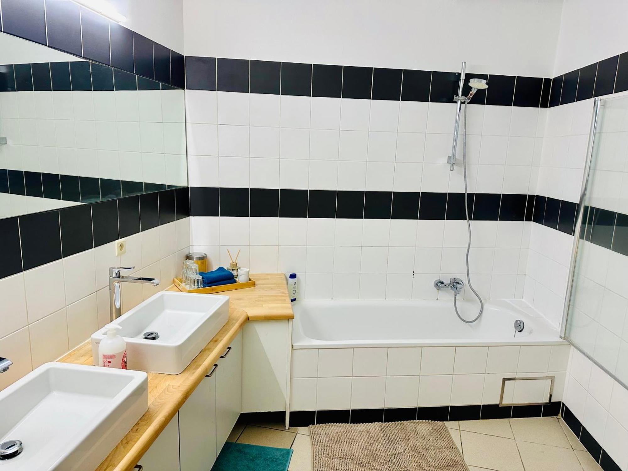 Down Town Oasis-Spacious Loft With Private Parking Brussels Exterior photo